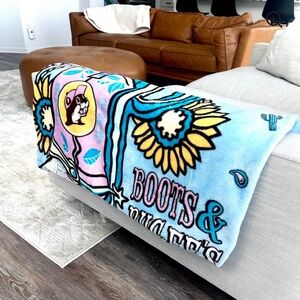 New Blue Cactus and Boots Graphic Buc-ee’s plush throw blanket